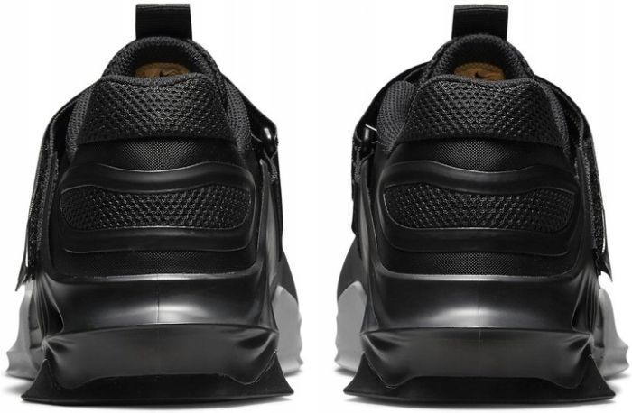 Кросівки Nike SAVALEOS